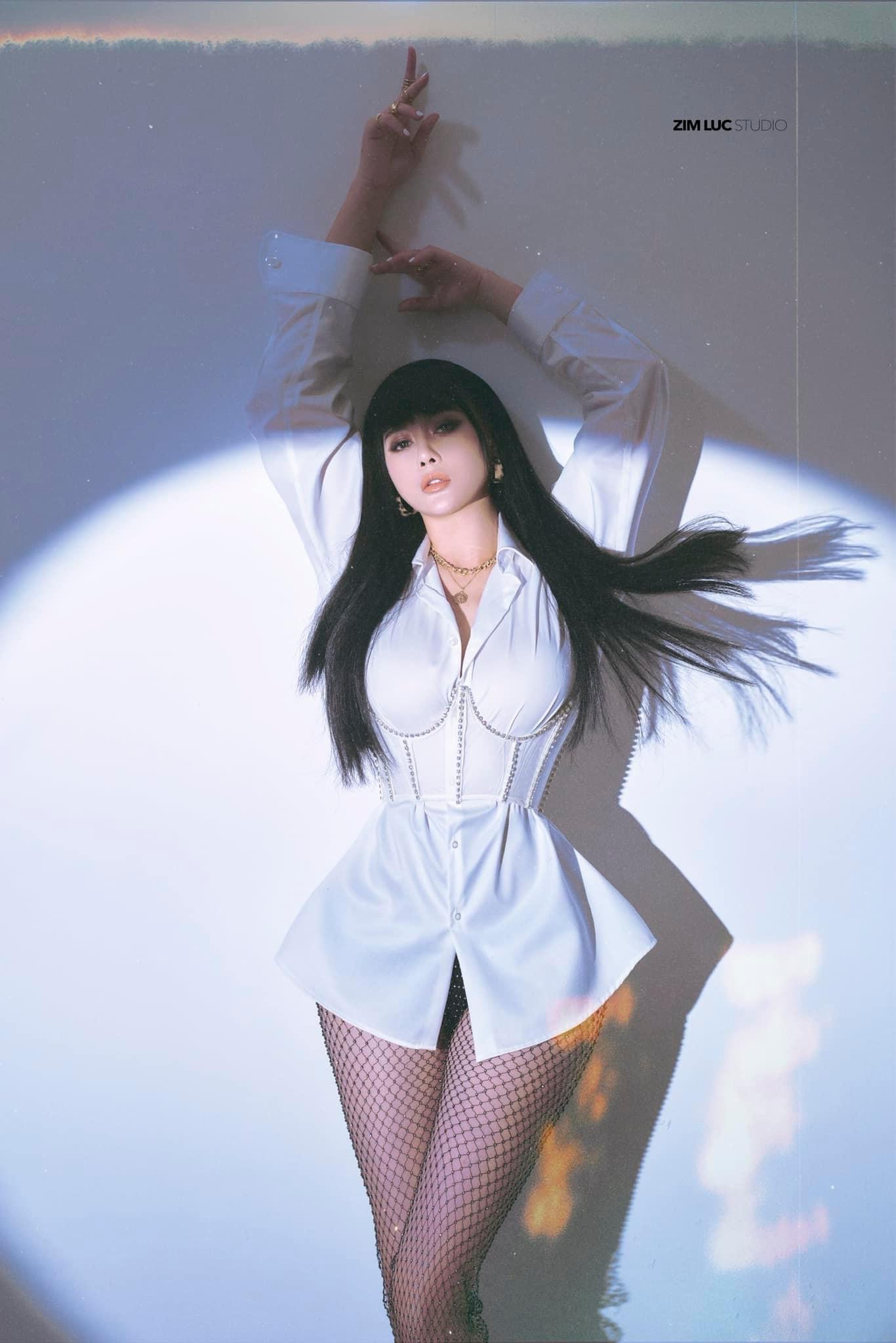 Gu thời trang lên xuống thất thường nhưng mỗi khi mặc màu trắng là Phương Oanh quyến rũ thế này - Ảnh 7