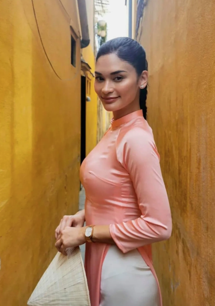 Khi nàng hậu quốc tế diện áo dài Việt, Thuỳ Tiên có nhiều đối thủ nặng kí - Ảnh 1