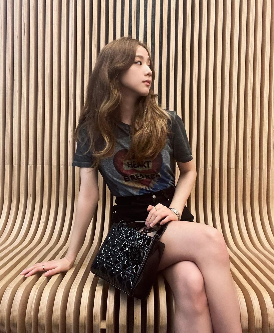 Túi xách yêu thích nhất của BLACKPINK: Jisoo mua nhiều kích cỡ, fan Lisa đòi đổi tên túi - Ảnh 1