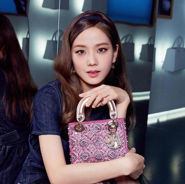 Túi xách yêu thích nhất của BLACKPINK: Jisoo mua nhiều kích cỡ, fan Lisa đòi đổi tên túi - Ảnh 2