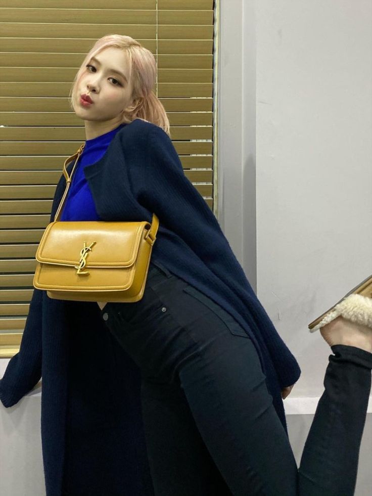 Túi xách yêu thích nhất của BLACKPINK: Jisoo mua nhiều kích cỡ, fan Lisa đòi đổi tên túi - Ảnh 2