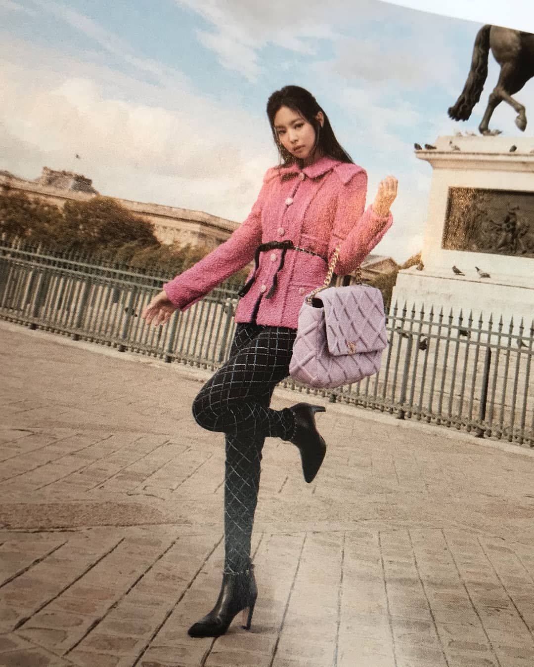 Túi xách yêu thích nhất của BLACKPINK: Jisoo mua nhiều kích cỡ, fan Lisa đòi đổi tên túi - Ảnh 2