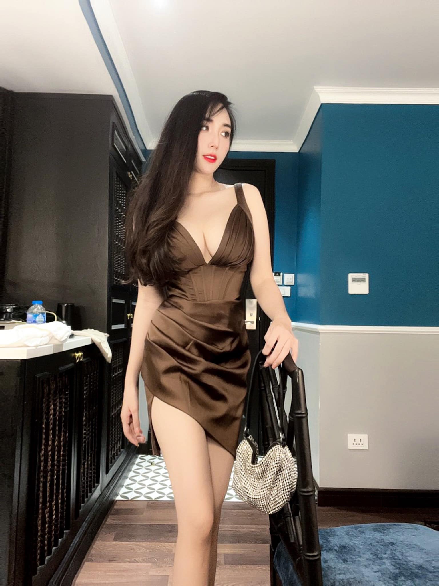 Chụp một mình thì gợi cảm hết cỡ, Thảo Bebe bên chồng thì toàn mặc đồ nhẹ nhàng, kín đáo - Ảnh 5