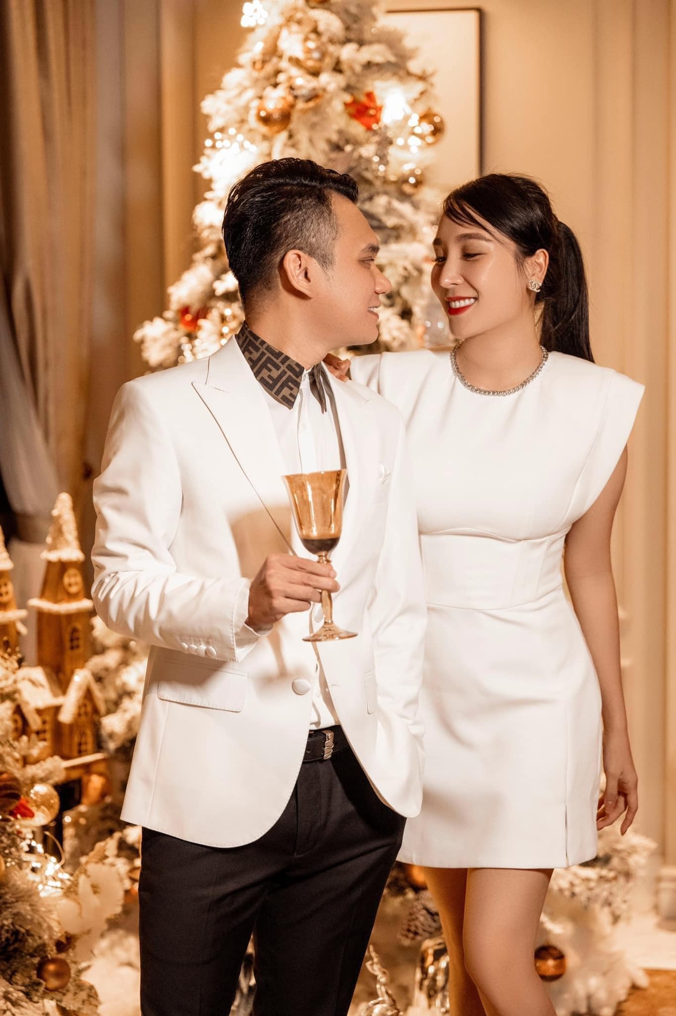 Chụp một mình thì gợi cảm hết cỡ, Thảo Bebe bên chồng thì toàn mặc đồ nhẹ nhàng, kín đáo - Ảnh 3