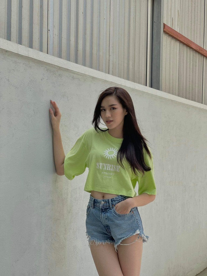 Đỗ Thị Hà thường ngày ăn mặc rất đơn giản: Chỉ áo sơ mi, quần tây mà mix&match cực đa dạng - Ảnh 1