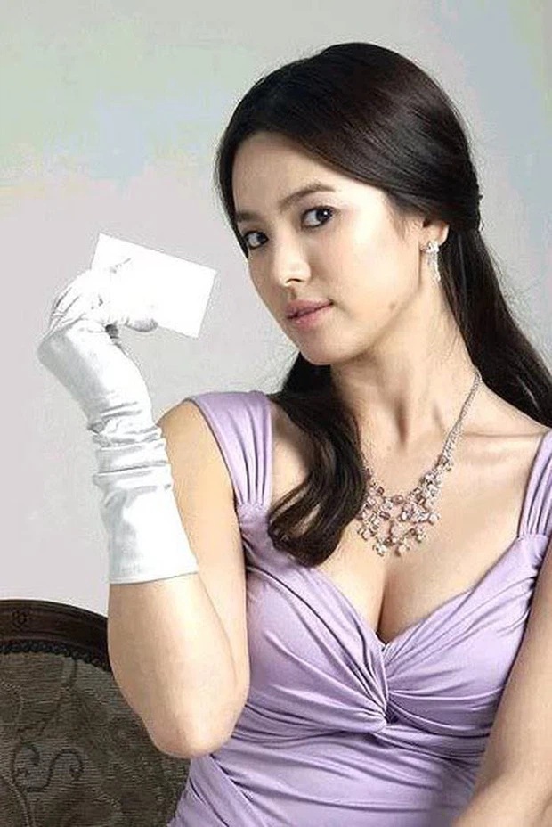 Hiện tại kín đáo nhưng Song Hye Kyo từng có thời trẻ táo bạo, mặc áo khoe triệt 