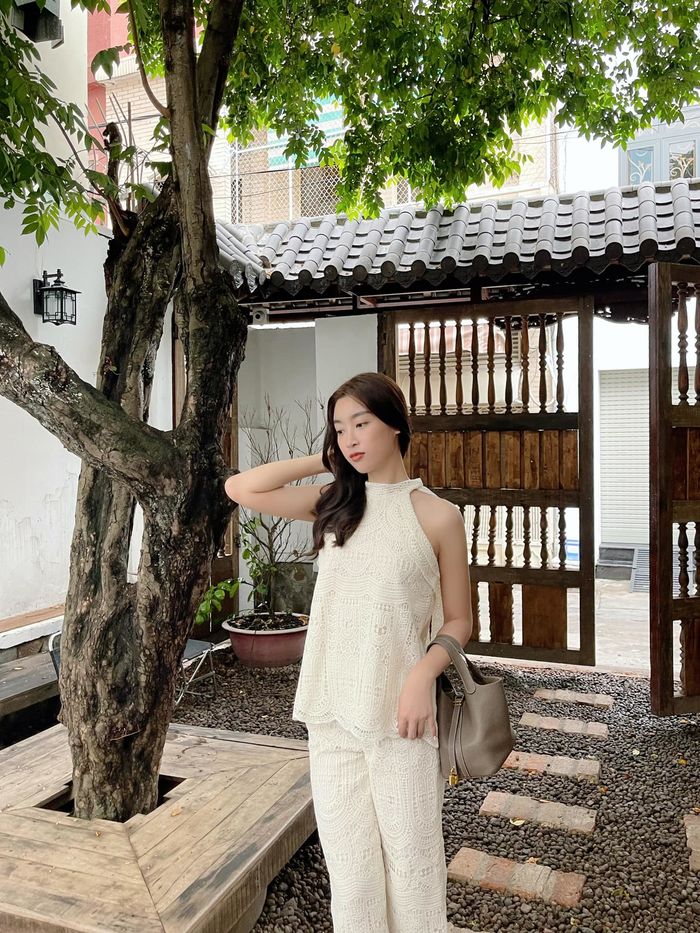 Đỗ Mỹ Linh diện set đồ ngót nghét 800 triệu đồng khi vi vu trời Tây cùng con trai bầu Hiển - Ảnh 5