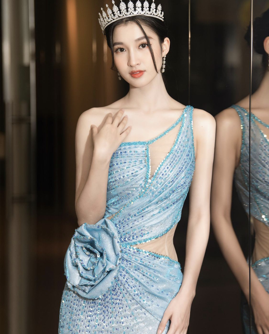 Đừng gán ghép Á hậu Phương Nhi với hình ảnh ngây thơ nữa vì cô diện váy cut-out gợi cảm thế này - Ảnh 1