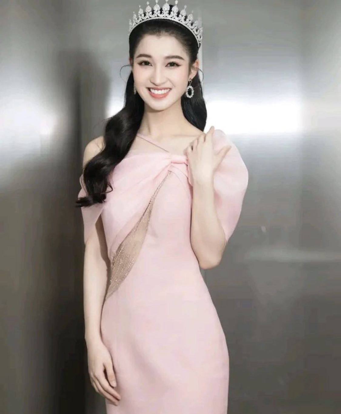 Đừng gán ghép Á hậu Phương Nhi với hình ảnh ngây thơ nữa vì cô diện váy cut-out gợi cảm thế này - Ảnh 6