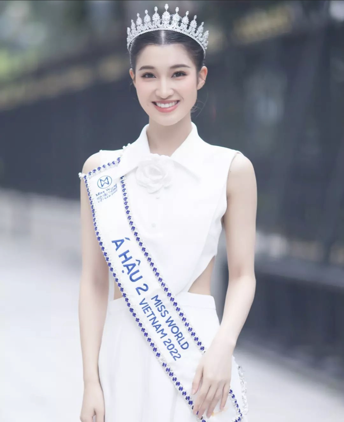 Đừng gán ghép Á hậu Phương Nhi với hình ảnh ngây thơ nữa vì cô diện váy cut-out gợi cảm thế này - Ảnh 7