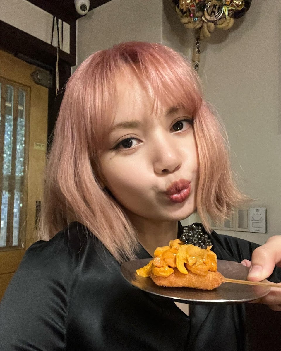 Lisa BLACKPINK ăn thoải mái dù chỉ nặng 45kg, bí quyết nhờ đâu? - Ảnh 1