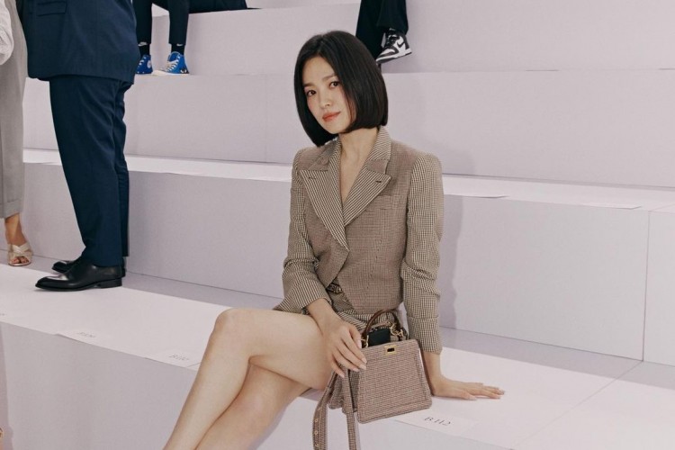 Song Hye Kyo bị fan Hàn chê thời trang thảm đỏ nhàm chán: Bao nhiêu năm cũng chỉ có 1 kiểu đầm - Ảnh 1