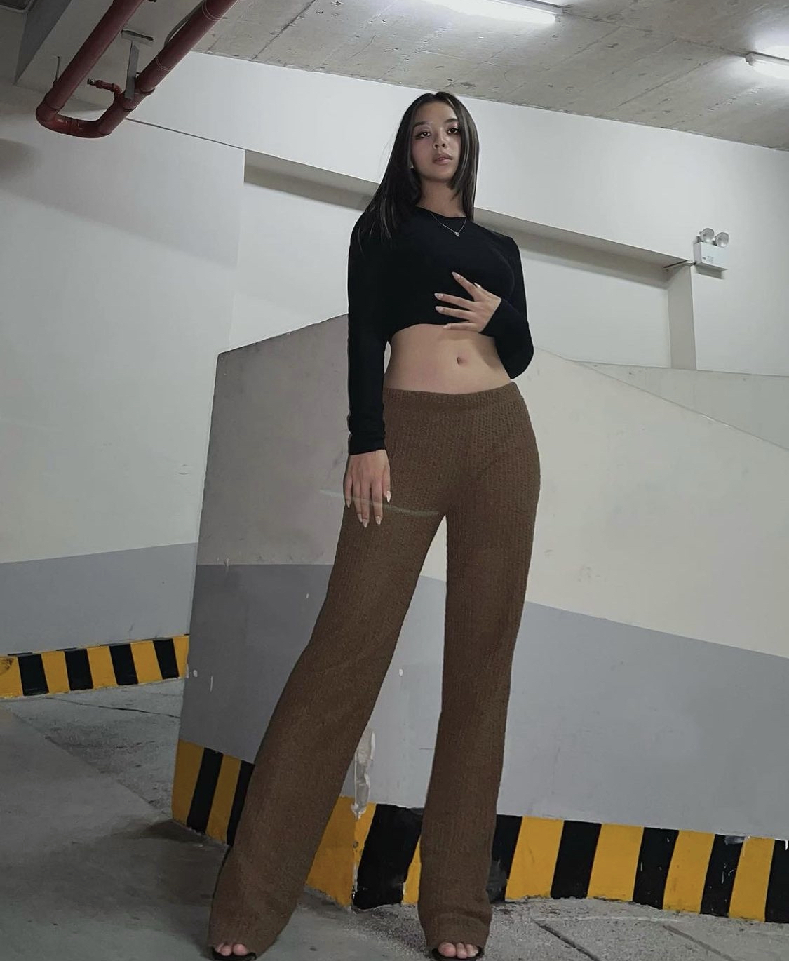 Gu ăn mặc bạn gái mới chồng cũ Hoà Minzy: Mê khoe cơ bụng, thích diện áo dài gấm giống vợ cũ - Ảnh 3