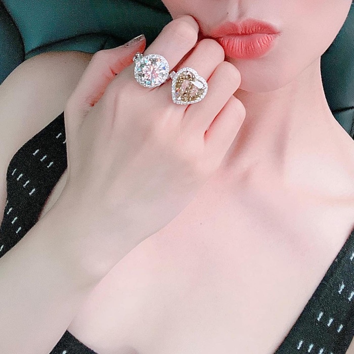 Lệ Quyên lại tậu thêm nhẫn kim cương trái tim thứ hai, to gấp rưỡi viên trước - Ảnh 2