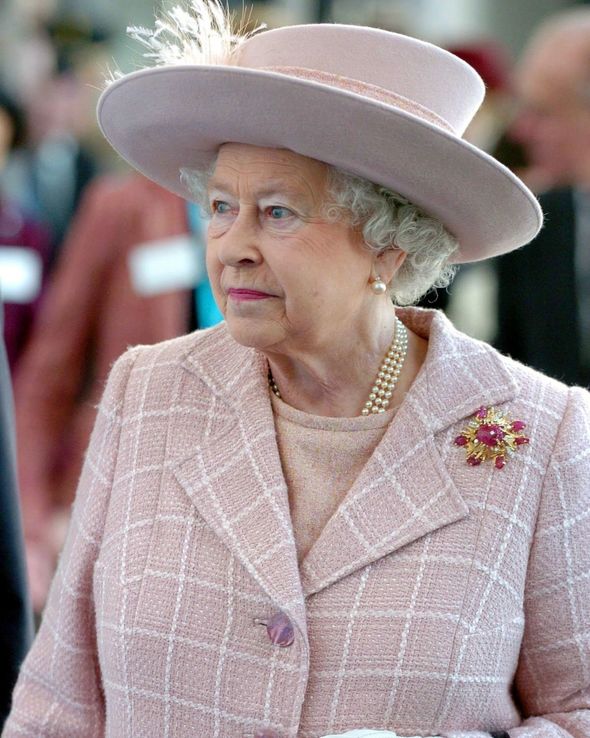 Vì sao Nữ hoàng Anh thích đeo vòng cổ ngọc trai? - Ảnh 8