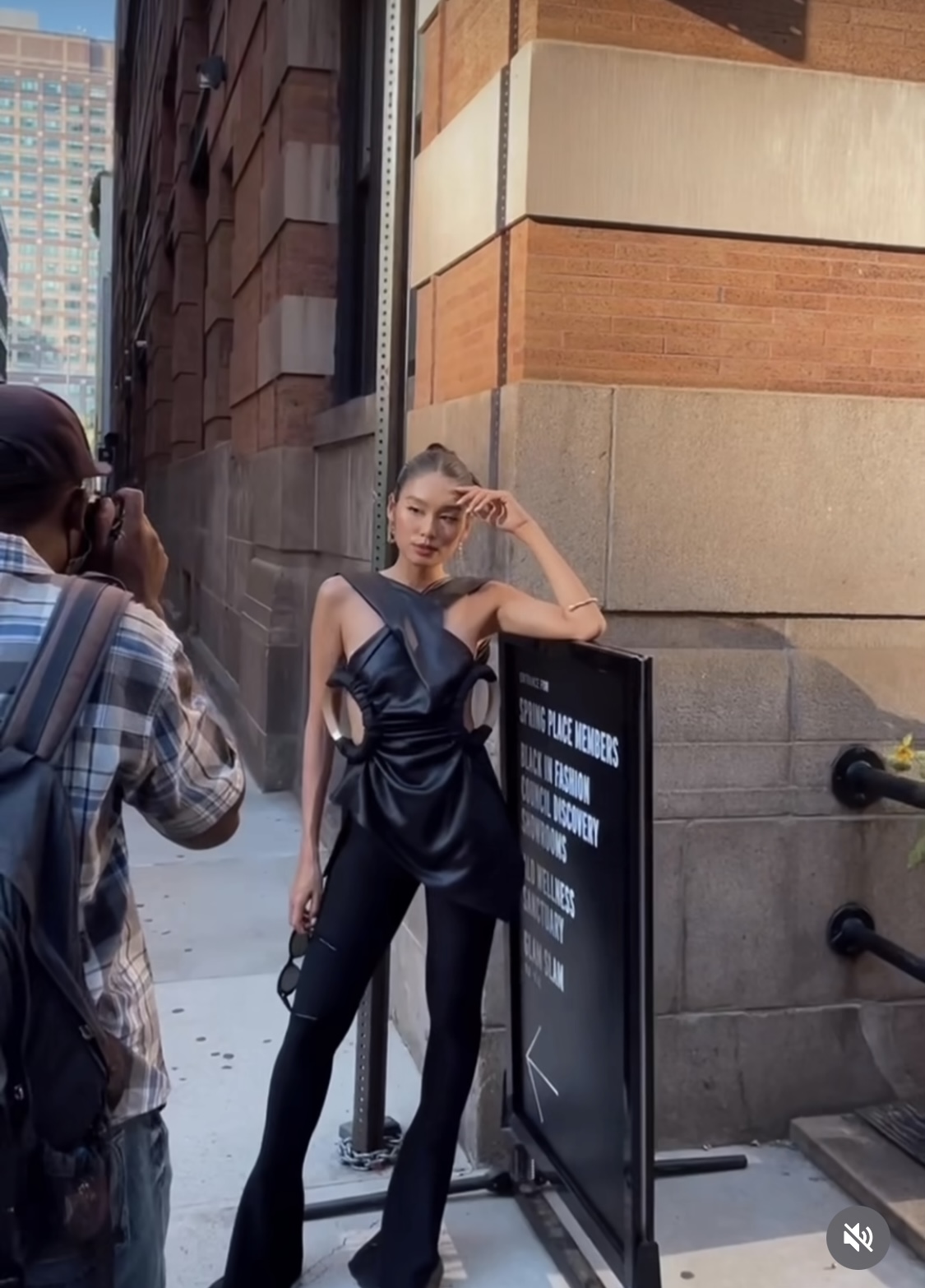 Thảo Nhi Lê xuất ngoại, được truyền thông quốc tế săn đón, tham dự show thời trang cùng Doja Cat - Ảnh 7