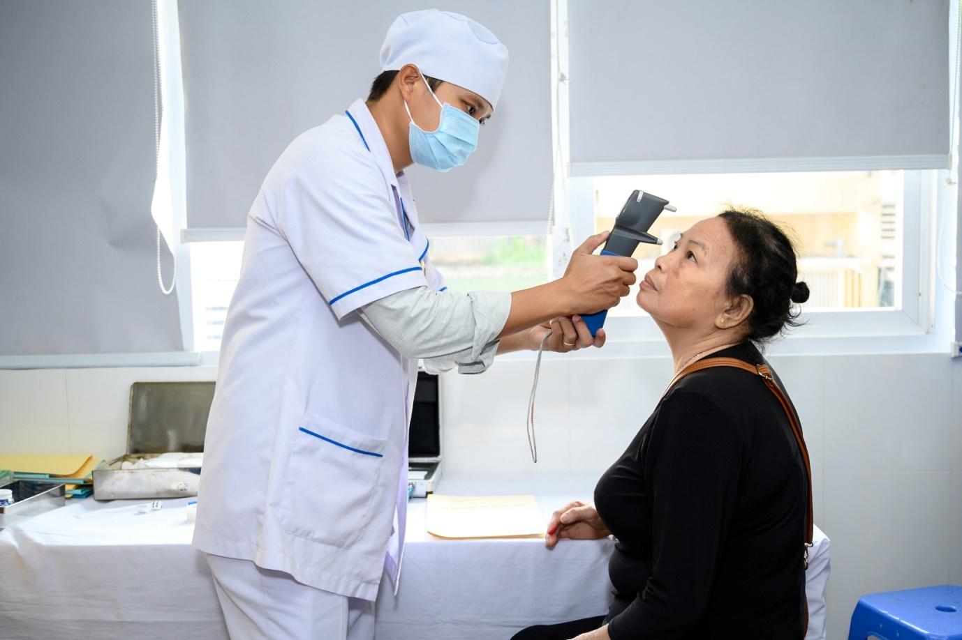 Kiểm tra mắt thường xuyên để nhận được lời khuyên hữu ích từ các bác sĩ nhãn khoa trong việc chăm sóc, giữ gìn đôi mắt khỏe đẹp.
