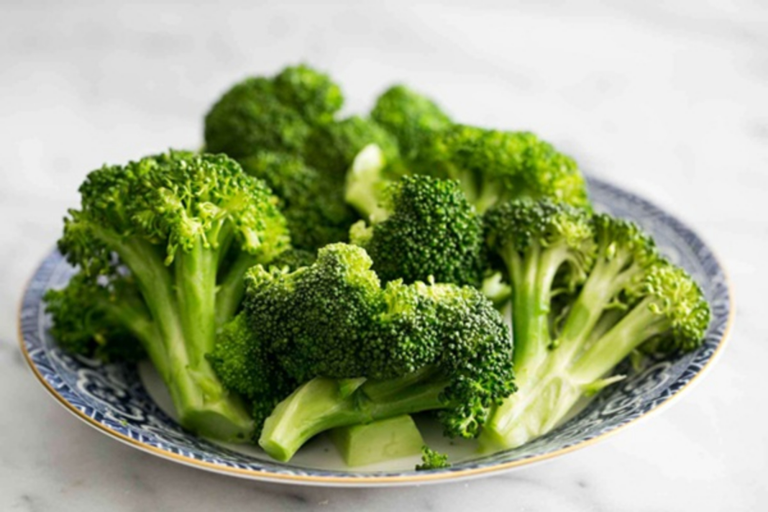 Các loại rau màu xanh như bông cải xanh chứa chất chống oxy hóa, lutein và zeaxanthin, giúp giảm nguy cơ bị thoái hóa điểm vàng.
