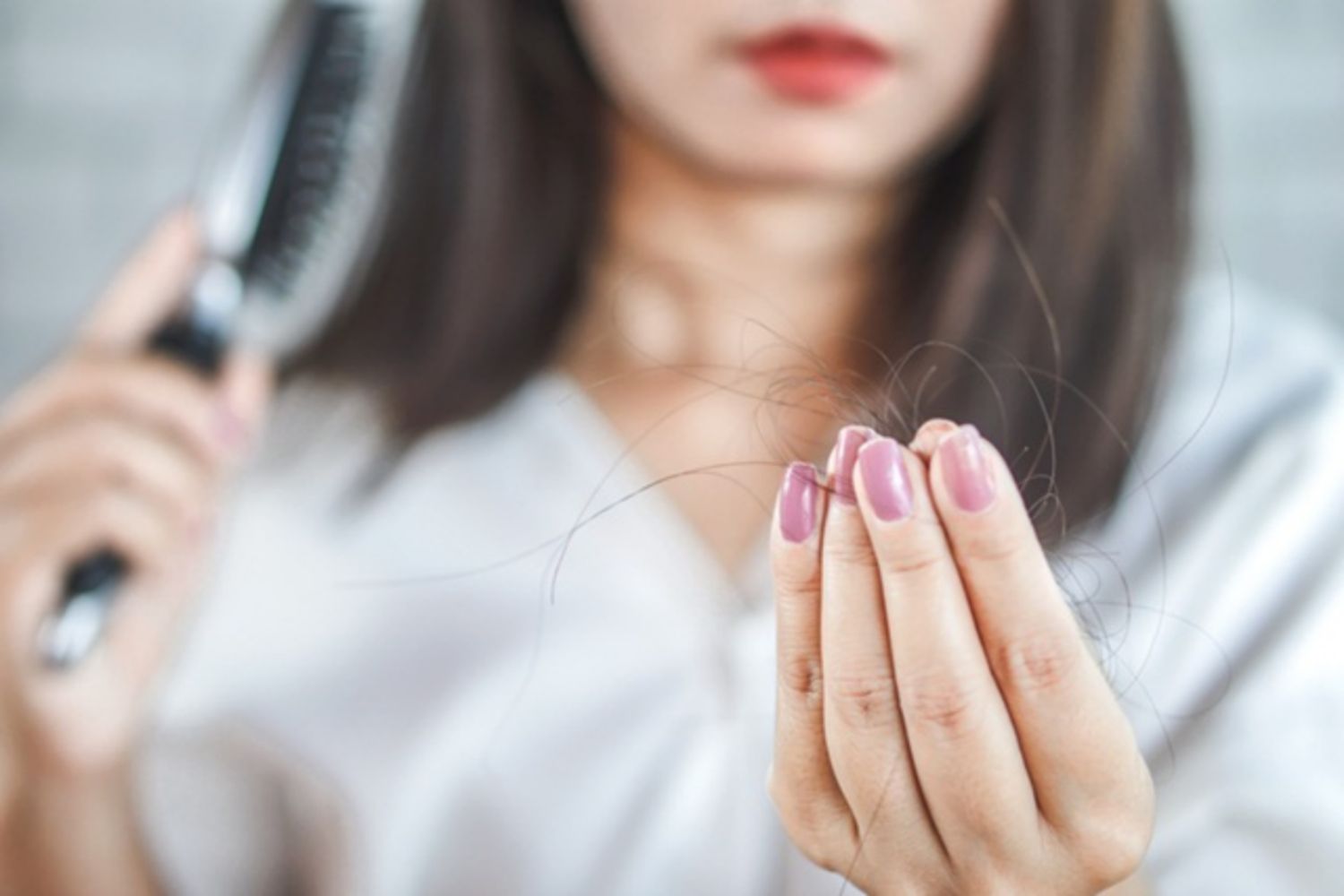Bước vào thời kỳ mãn kinh, phụ nữ thường phải đối mặt với tình trạng tóc dễ gãy rụng.