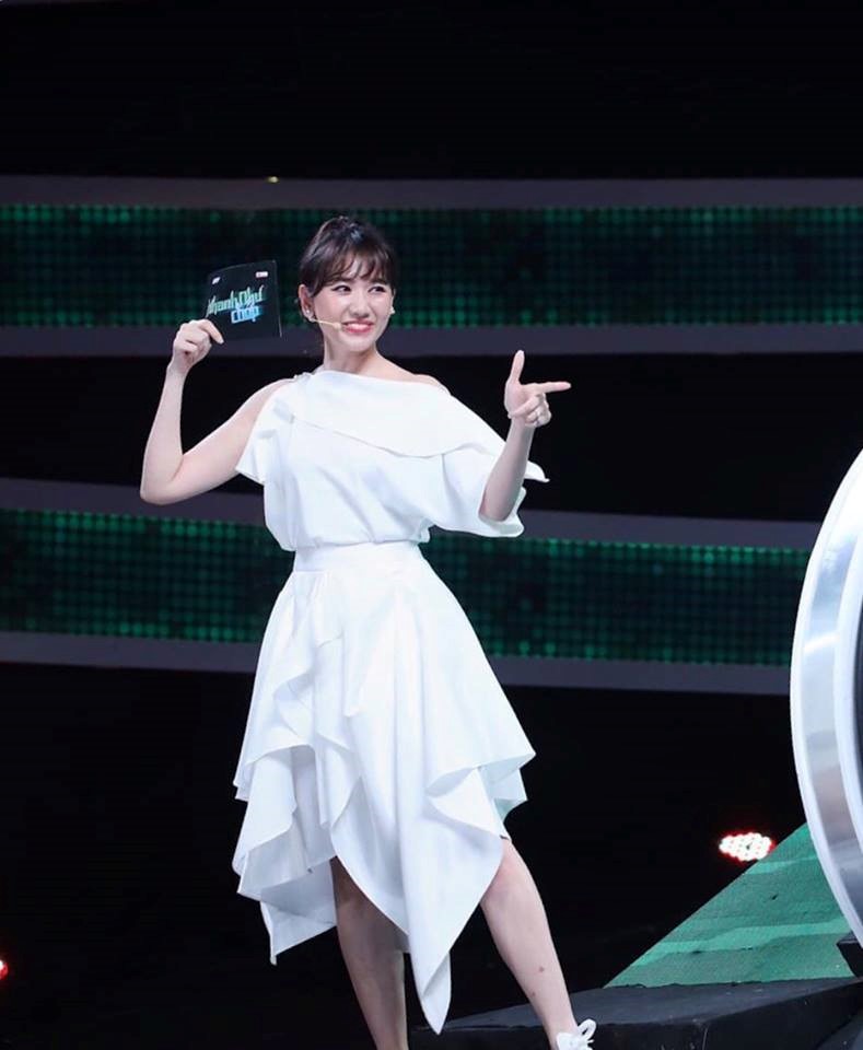 Hariwon diện váy bất đối xứng khi làm người dẫn chương trình