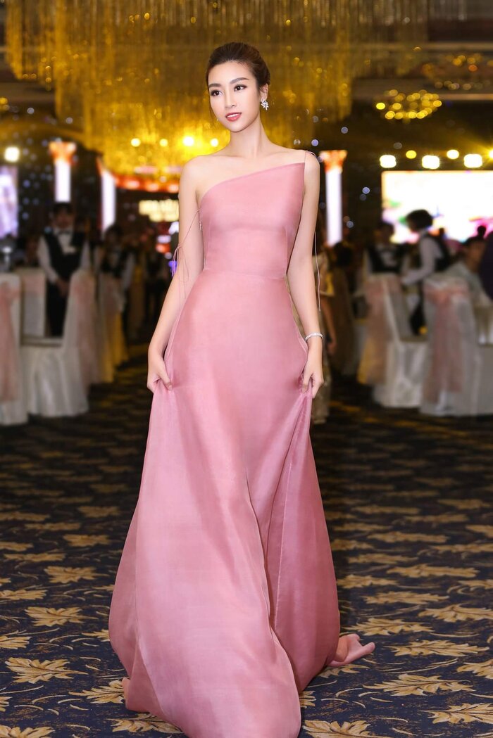 Hoa hậu Đỗ Mỹ Linh trong chiếc đầm hồng lệch vai ngọt ngào