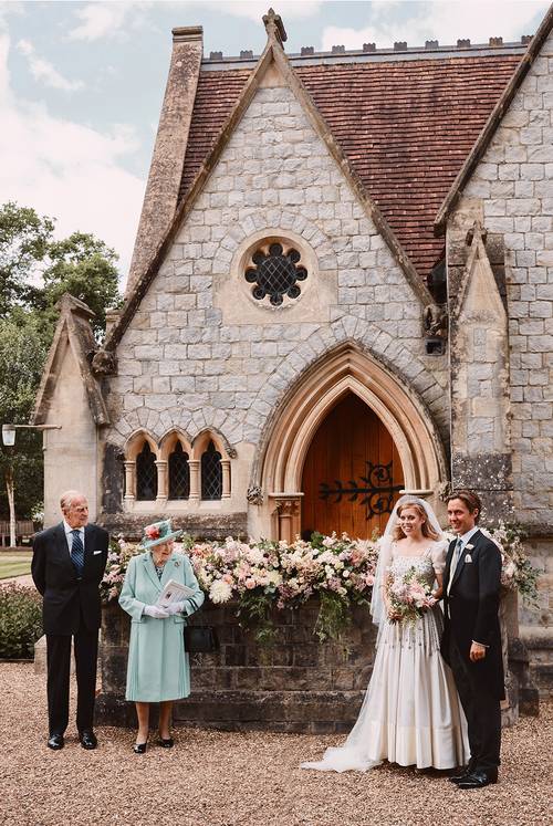 Không chỉ thường dân chúng ta, Công chúa Beatrice của Hoàng gia Anh cũng mặc lại váy cưới của bà trong hôn lễ
