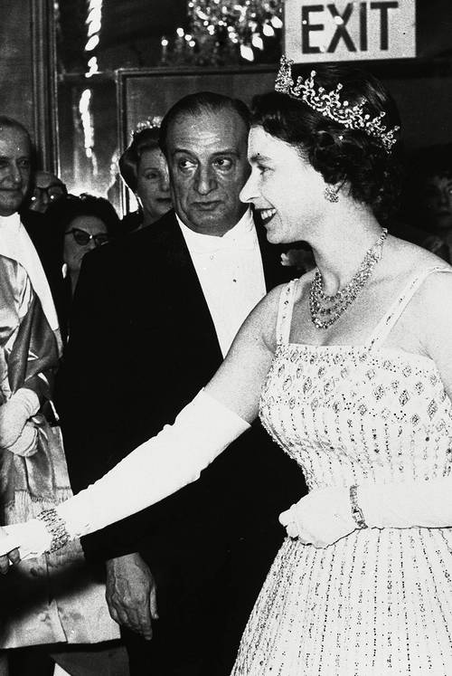 Chiếc váy được 'cải tạo' lại trên chiếc váy nổi tiếng của Nữ hoàng Anh