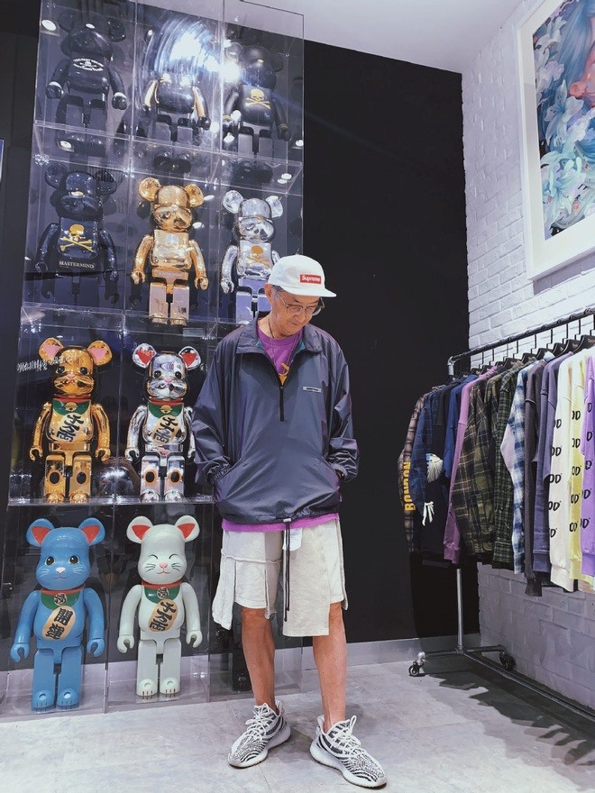 Là một người rất đầu tư cho ăn mặc, hiện nay, ông Kang có trong tay bộ sưu tập quần áo và giày sneakers 'khủng' đến từ nhiều thương hiệu khác nhau.