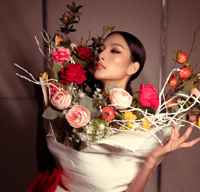 "Bó hoa" Hoàng Thùy có xinh đẹp hơn những "bó hoa" mỹ nhân trước đó?