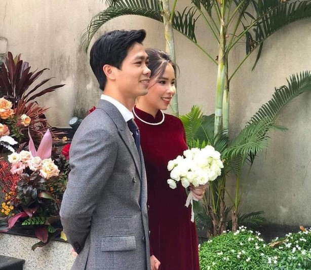 Vợ Công Phượng chọn áo dài nhung đỏ nền nã trong ngày trọng đại 