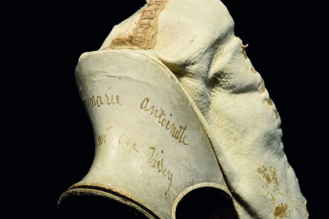 Đặc điểm nhận diện và đồng thời là điểm quý giá nhất của đôi giày là việc ở gót giày có dòng chữ khắc tay chữ Antoinette - tên của Nữ hoàng.