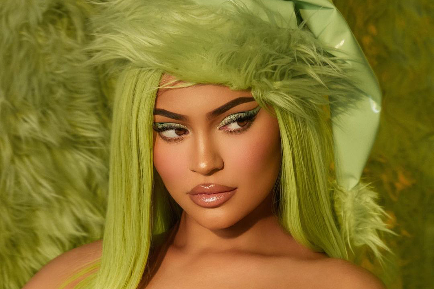 Người hâm mộ phát cuồng với bộ sưu tập Kylie Cosmetics x Grinch Holiday sắp ra mắt của nữ hoàng mỹ phẩm thế hệ mới Kylie Jenner