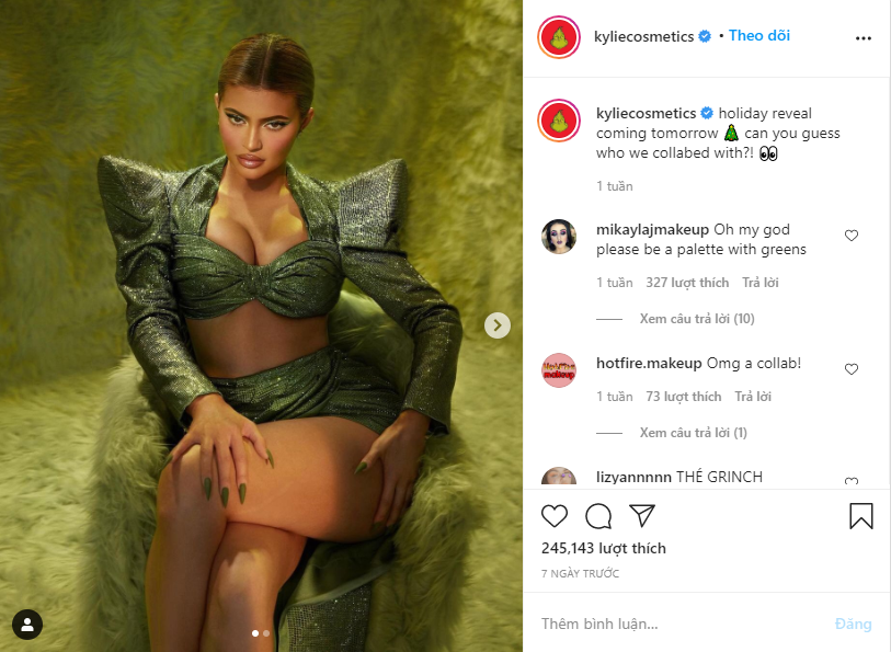 Người hâm mộ tỏ ra rất hào hứng với những sản phẩm mới của Jenner khi cô nàng đăng những bức ảnh quyến rũ từ buổi chụp hình lên trang cá nhân. Kylie Jennet mặc trang phục Grinch màu xanh lá cây lấp lánh với phông nền màu ô liu.