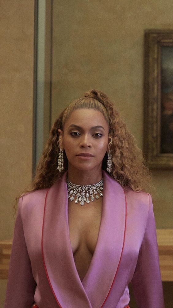 Beyonce trong một thiết kế suit màu hồng tím pastel của nhà mốt Gucci