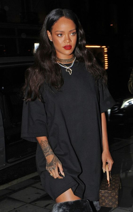 Rihanna rất yêu thích những bộ trang phục tối màu