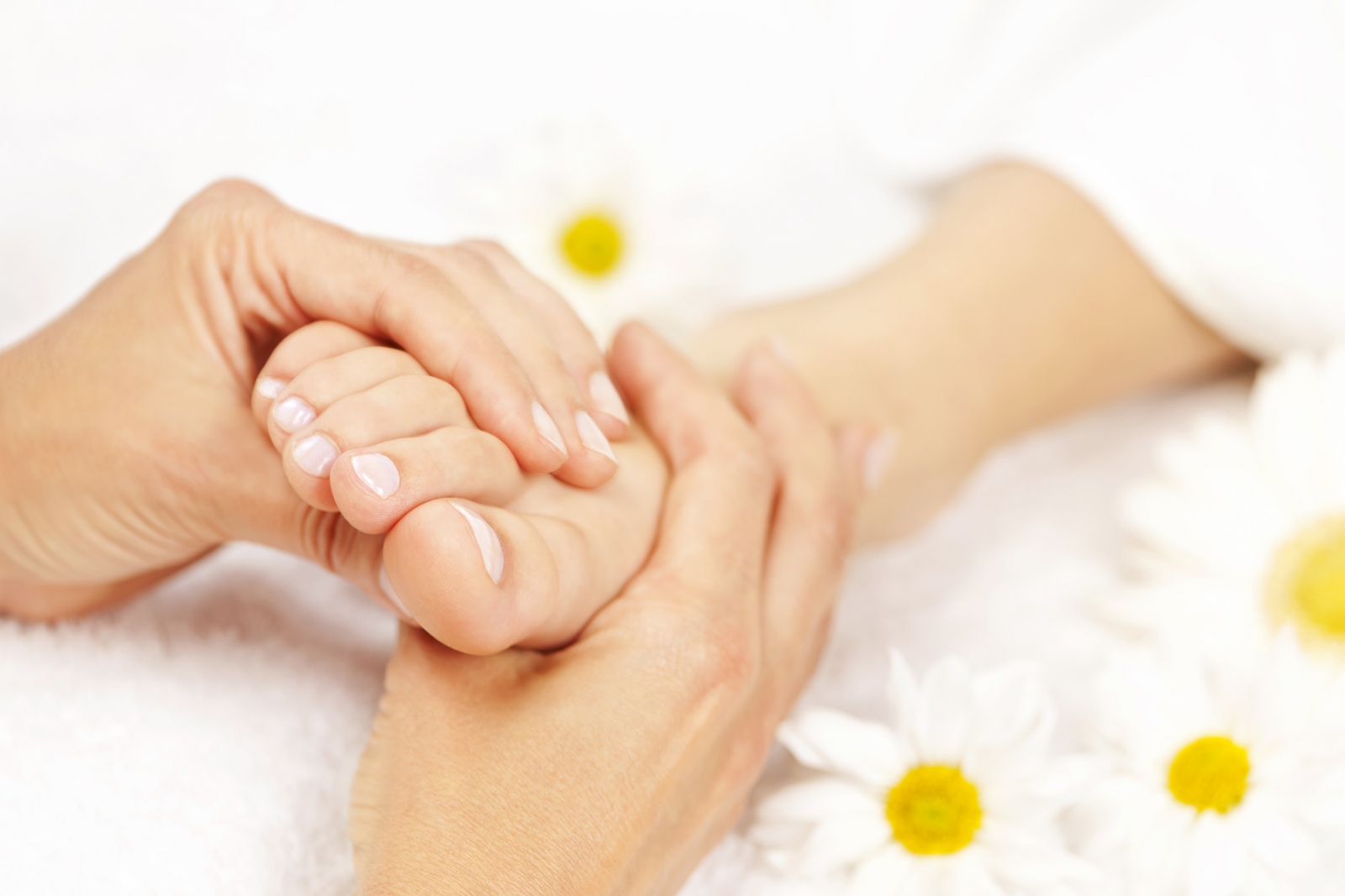 Việc xoa bóp chân thường xuyên không chỉ có tác dụng kích thích các huyệt đạo mà còn giúp cải thiện quá trình tuần hoàn máu của chân
