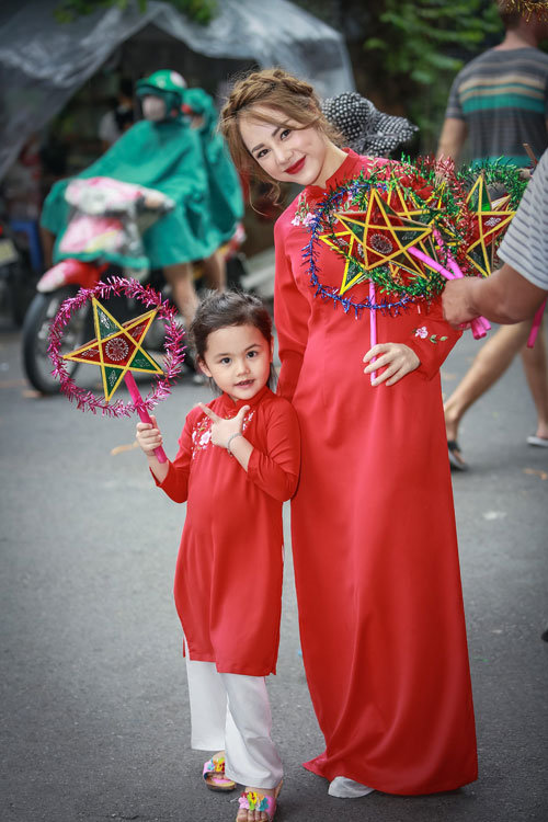 Hai mẹ con Bạch Lan Phương trong bộ áo dài đỏ thêu ngực nổi bật trong mùa Trung thu