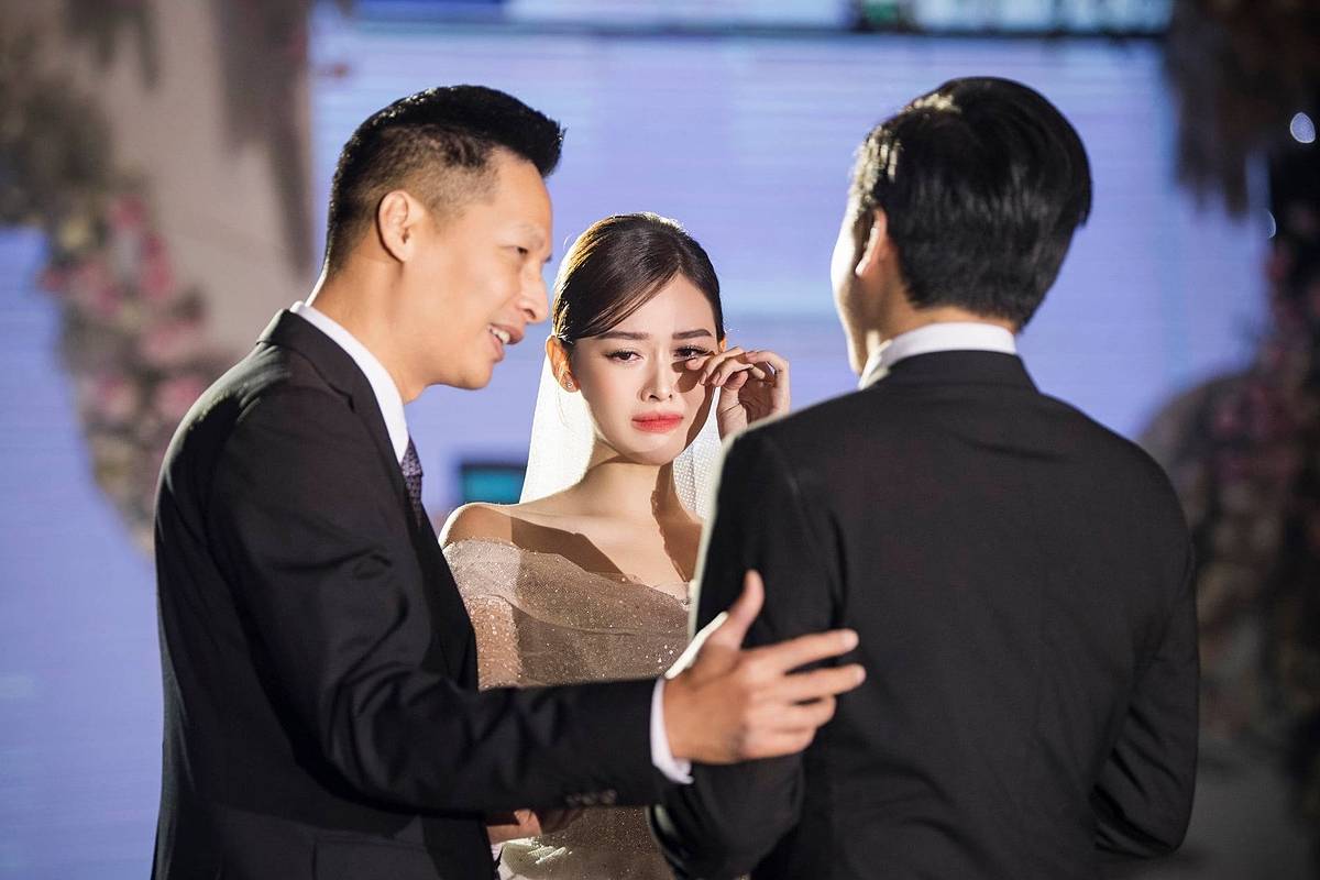 Diện 3 mẫu váy cưới độc quyền, Á hậu Tường San hóa nàng công chúa đài các