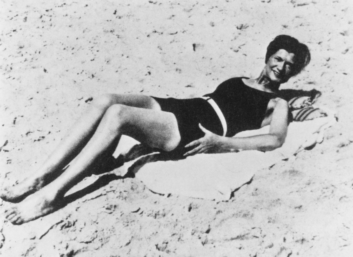 Coco Chanel khoe làn da rám nắng trên bãi biển ở Cannes