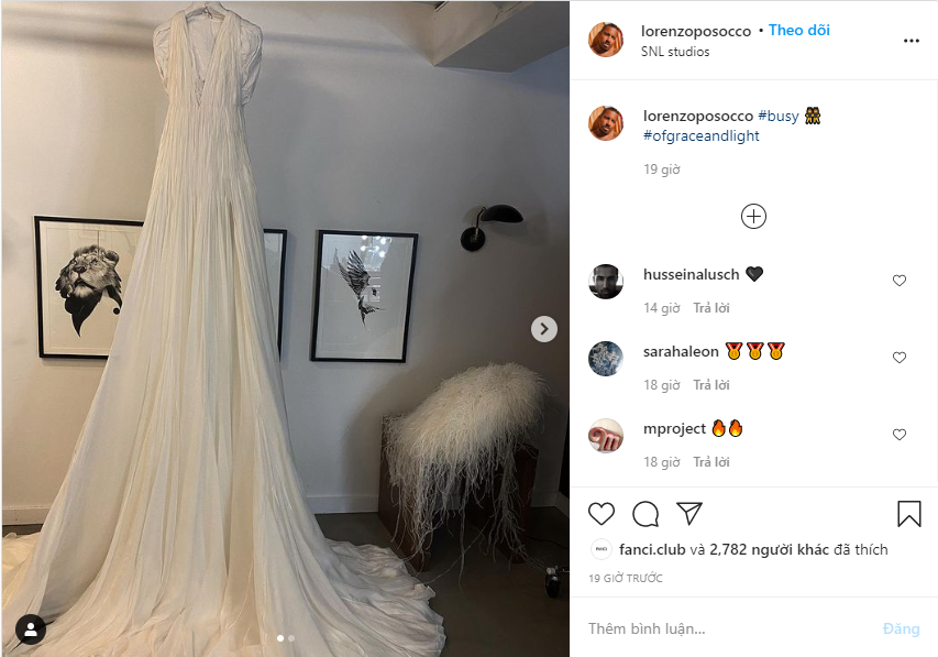 Nhà tạo mẫu của cô, Lorenzo Posocco , sau đó đã đăng cận cảnh chiếc áo choàng và mũ lộng lẫy trên Instagram.