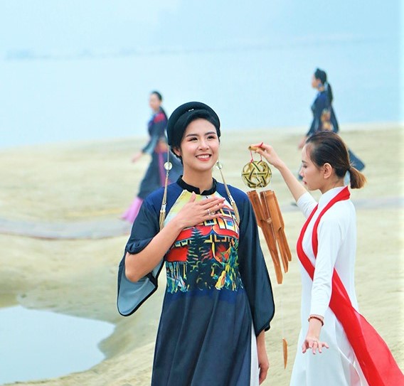 Hoa hậu Ngọc Hân giới thiệu BST mới trong "Festival Áo dài Quảng Ninh"