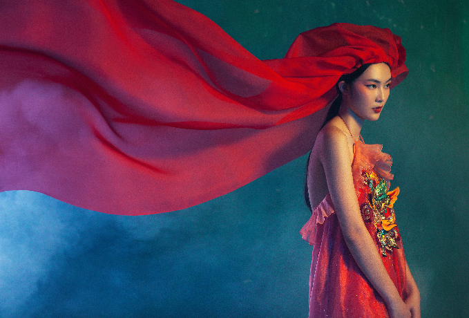 Áo yếm là phom dáng được nhiều nhà thiết kế yêu thích khi sáng tạo nên các trang phục mang màu sắc Á Đông