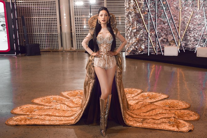 Chi Pu "đụng hàng" mẫu váy 40kg của H'Hen Niê