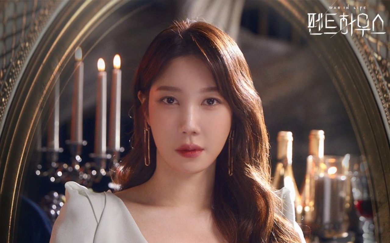 Lee Ji Ah và 7 chiếc áo khoác dài gây thương nhớ trong Penthouse 