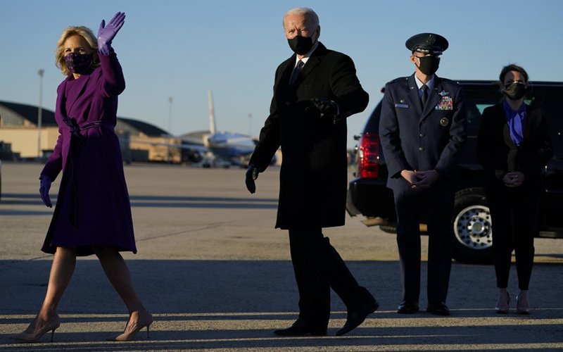 Tổng thống đắc cử Joe Biden và phu nhân Jill Biden tới thăm căn cứ không quân Andrews.