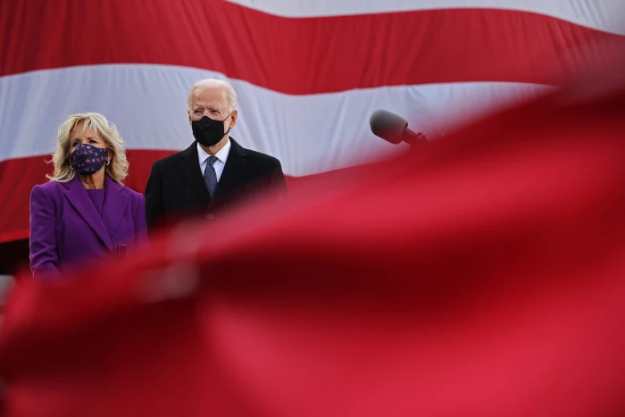 Trang phục màu tím 'lưỡng đảng' được bà Jill Biden lựa chọn xuất hiện trước lễ nhậm chức Tổng thống của chồng