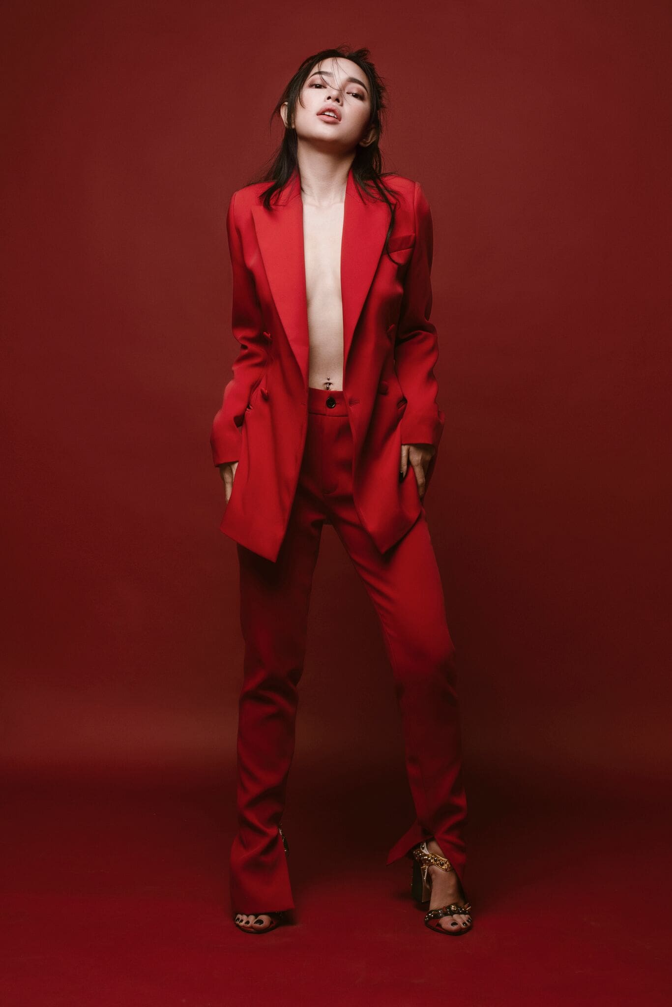 Một bộ suit đỏ rực là gợi ý tuyệt vời cho ngày Tết. Để trang phục mang tính ứng dụng cao, thay vì 'thả rông' như Châu Bùi, nàng hãy mặc bên trong một chiếc áo ôm sát, vừa để giữ ấm vừa lịch sự