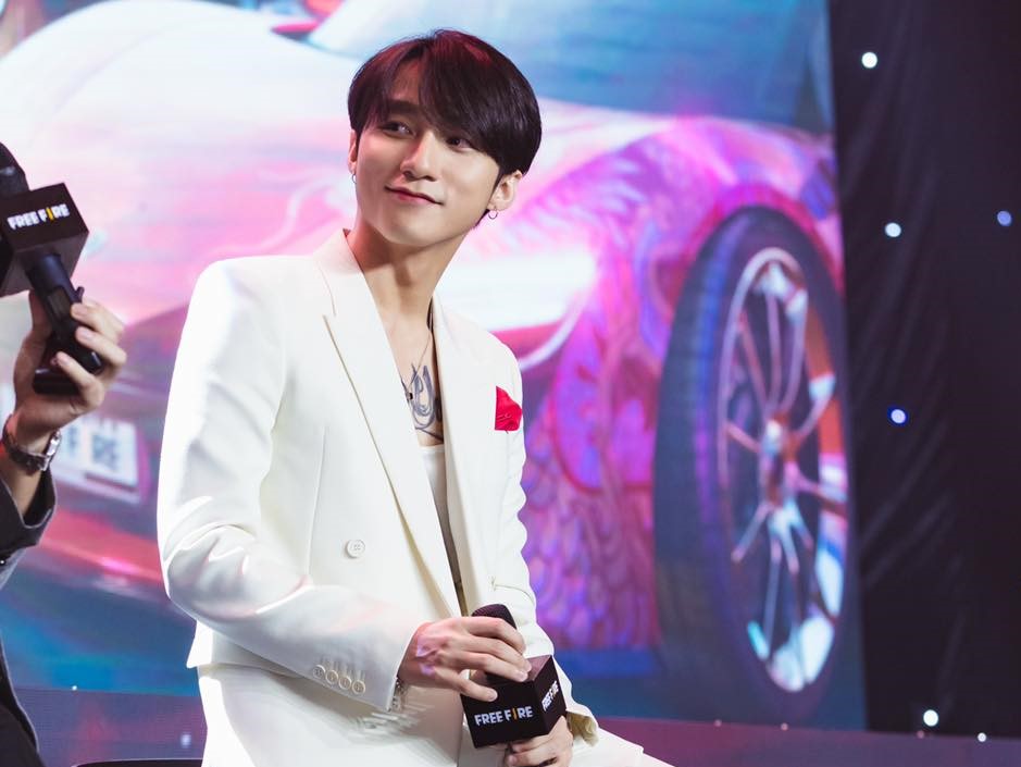 Sơn Tùng M-TP mặc suit trắng soái ca,