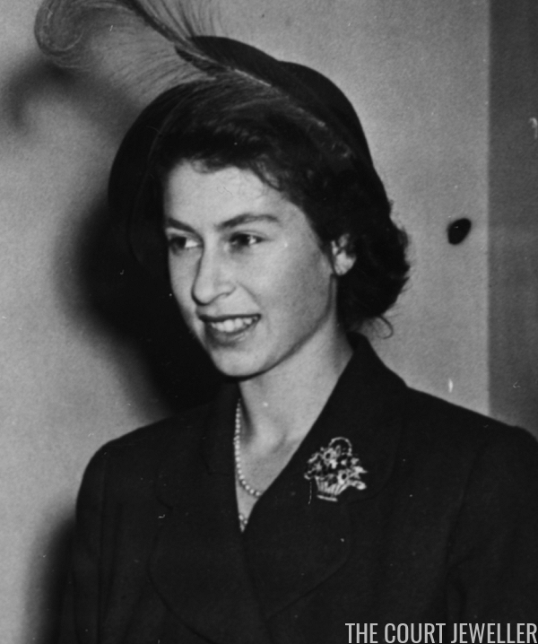 Chiếc trâm cài áo hình giỏ hoa do cha mẹ bà tặng vào năm 1948 được Nữ hoàng dùng đi dùng lại rất nhiều lần