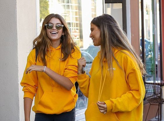 Bỏ túi mẹo hay phối áo Hoodie cực chất cho bạn đi chơi Tết Tân Sửu 